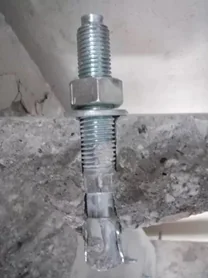 Anclaje mecánico instalado en techo de hormigón